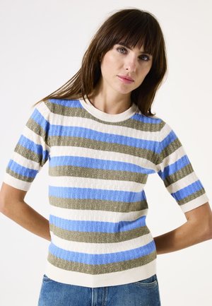 Top de punto de manga corta con rayas horizontales en azul, blanco y verde oliva. Presenta un escote redondo y un patrón de tejido texturizado.