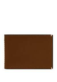 Porte-cartes en cuir marron avec une texture lisse, en forme rectangulaire, avec des coutures minimalistes et un accent discret attaché dans le coin.