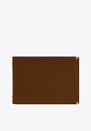 Porte-cartes en cuir marron avec une texture lisse, en forme rectangulaire, avec des coutures minimalistes et un accent discret attaché dans le coin.