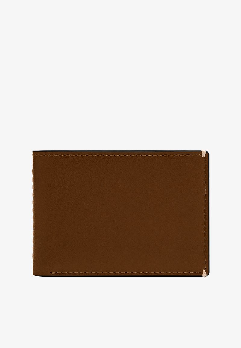 Brauner Leder-Kartenhalter mit glatter Textur, rechteckiger Form, minimalen Nähten und einem dezenten, angehängten Akzent in der Ecke.