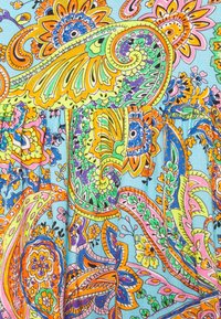 Bunt gemustertes Paisley-Gewebe mit blauem Hintergrund, gelben, orangefarbenen, grünen, pinken und lila Blumenmustern sowie aufwendigen Details und Texturen.