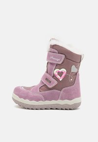 Rosa semsket og nylonstøvel med pelskledd for, to borrelåser, hjerteaksenter og en gummisåle med mønster. Har kontrastsøm og dekorative detaljer.