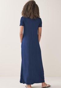 Laavansininen maxi-mekko pehmeästä, kevyestä kankaasta, jossa on lyhyet hihat, suora leikkaus ja sivuaukot liikkumisen helpottamiseksi.