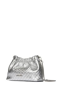 Borsa a mano metallica argento con chiusura arricciata, texture a fantasia e tracolla a catena. La base è piatta con un accent hardware removibile.