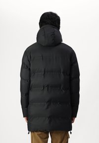 Schwarze Pufferjacke mit Kapuze, ausgestattet mit einem gesteppten Design und mittellanger Schnittform. Glatte Textur mit verstellbaren Kordeln am Saum.