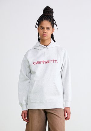 Sudadera gris hecha de una tela suave, con un bolsillo frontal y capucha con cordón. Logo rojo de "carhartt." exhibido de manera prominente en el pecho.