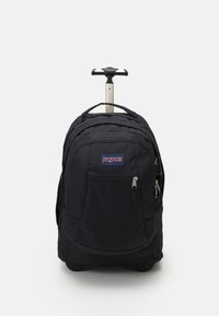 Schwarzer Rollkoffer mit stabiler Handhabung, mehreren Reißverschlussfächern und einem glatten, strukturierten Stoff, der mit einem JANSPORT-Logo versehen ist.