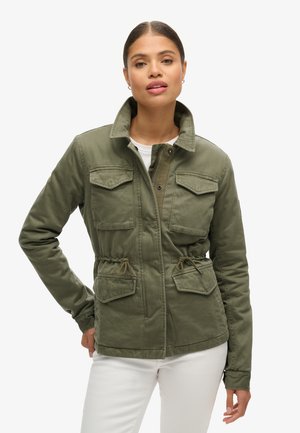 Grüne Canvas-Jacke mit Kragen, Zugbandsaum und vier Fronttaschen. Verfügt über einen Reißverschluss und eine Knopfleiste. Glatte Textur.