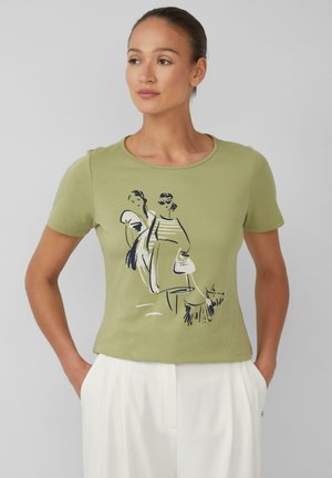 Korte mouwen, olijfgroene t-shirt van zacht katoen, voorzien van een zwart-wit geïllustreerde print van twee figuren aan de voorkant.