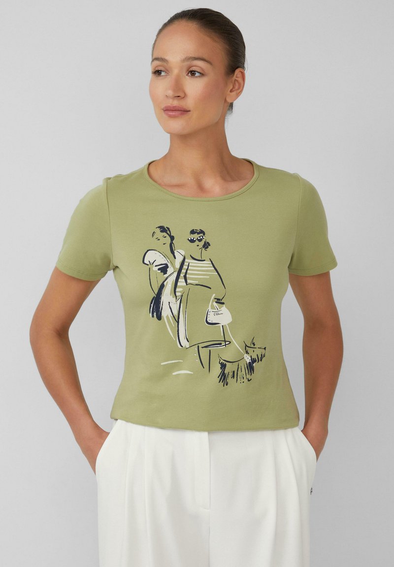 Korte mouwen, olijfgroene t-shirt van zacht katoen, voorzien van een zwart-wit geïllustreerde print van twee figuren aan de voorkant.