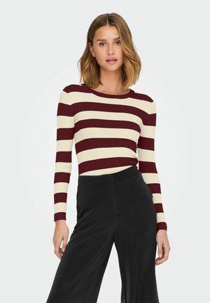 T-shirt à manches longues côtelé avec des rayures bordeaux et crème alternées ; associé à un pantalon large noir ; col rond et structure ajustée.