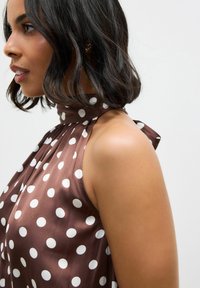 Next GLOSSY POLKA DOT HALTER - Blůza - brown