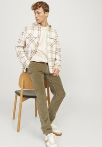 Jack & Jones JWHACE JJHARVEY - Pantaloni - elmwood