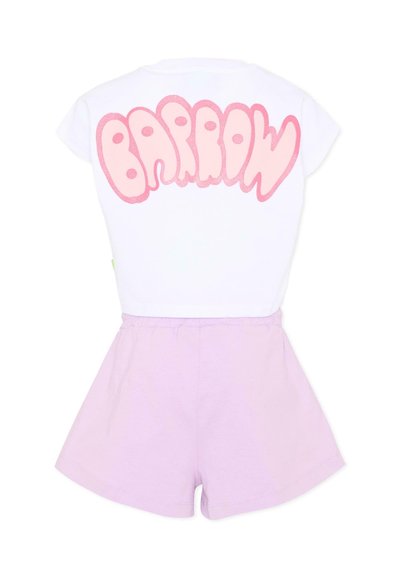 Camiseta blanca de manga corta con un gran texto rosa estilizado "BABY" combinada con pantalones cortos de tiro alto y elásticos en color lila claro.