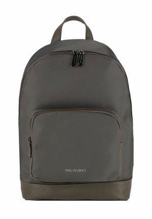 Mochila Valentino marrón oscuro con bolsillo frontal con cremallera, doble cremallera en el compartimento principal y asa superior.