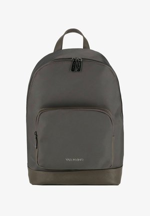 Sac à dos Valentino marron foncé avec poche avant zippée, double fermeture éclair sur le compartiment principal et poignée de transport supérieure.