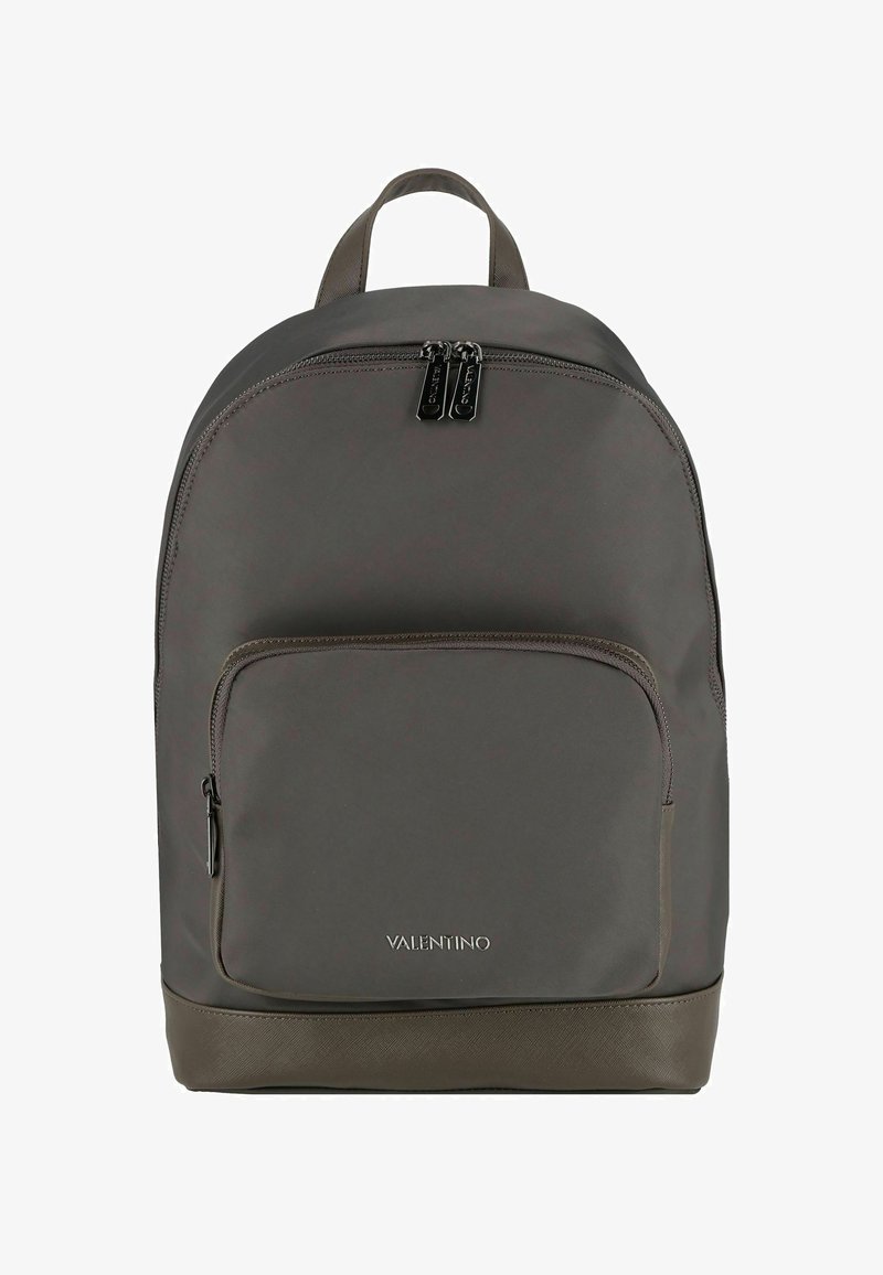 Sac à dos Valentino marron foncé avec poche avant zippée, double fermeture éclair sur le compartiment principal et poignée de transport supérieure.