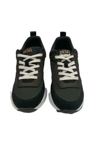 Schwarze Sportschuhe mit strukturiertem Mesh- und Wildlederdesign, weißen Schnürsenkeln und einem goldenen "DIESEL"-Logo auf der Zunge.