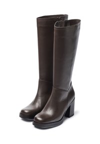 Botas de cuero marrón hasta la rodilla con un tacón cuadrado, textura suave, punta redondeada y detalle de cremallera en la parte superior para facilitar el uso.