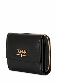 Czarny skórzany portfel z złotym logo, zamknięciem na zamek i kompaktowym designem o teksturowanej powierzchni.