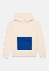 Felpa in cotone crema con una grande tasca frontale blu. La tasca presenta un lembo e un logo in rilievo dorato. Tessuto morbido e vestibilità rilassata.
