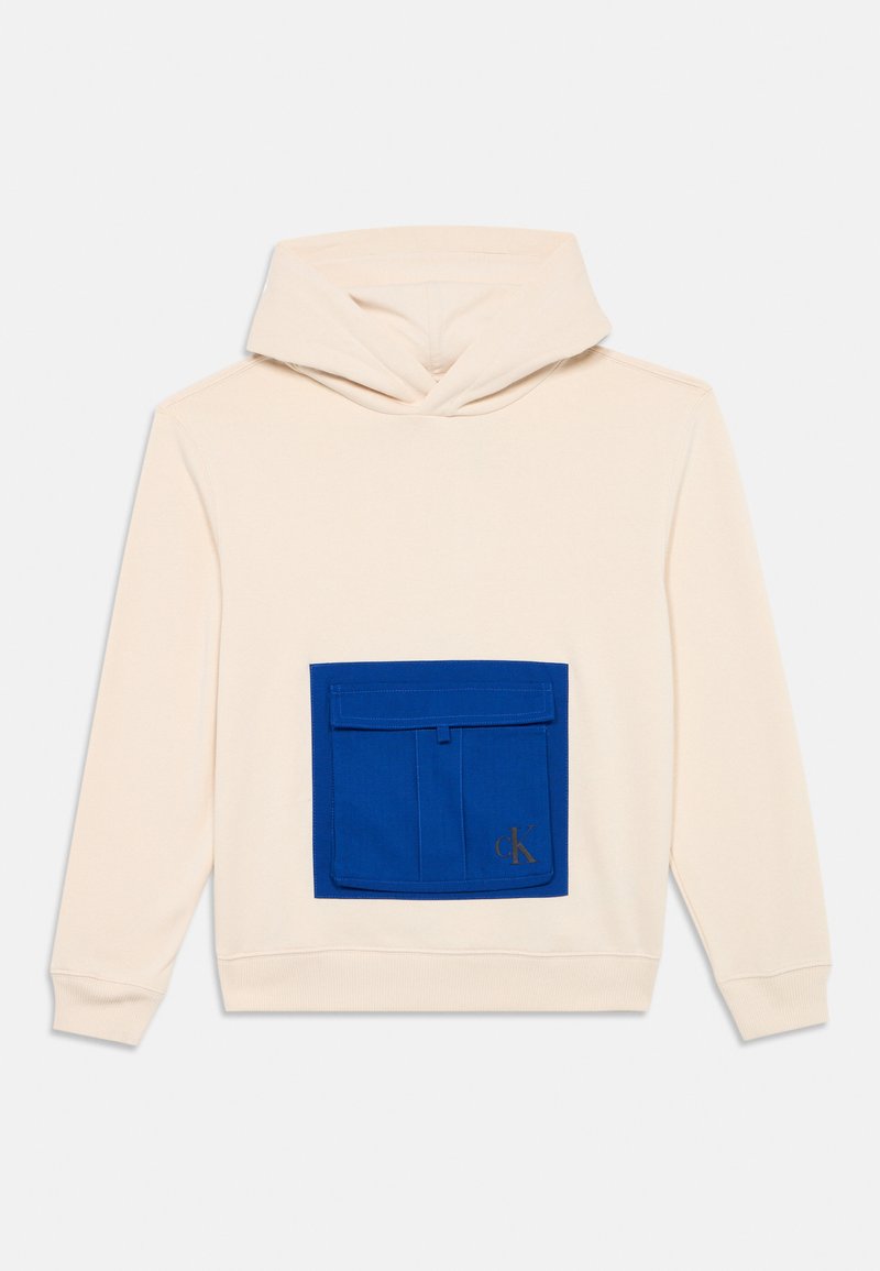 Felpa in cotone crema con una grande tasca frontale blu. La tasca presenta un lembo e un logo in rilievo dorato. Tessuto morbido e vestibilità rilassata.