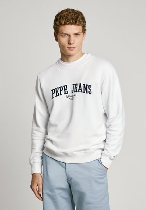 Sudadera blanca con cuello redondo acanalado, que presenta "PEPE JEANS" bordado en azul marino en el pecho, combinada con pantalones azul claro.