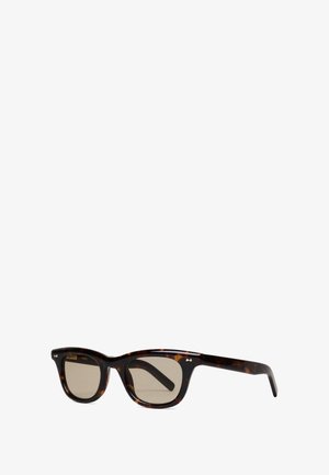 Kilpkonnamustri prillid, millel on kassikutsikeye kuju, tumepruunid gradient läätse ning väiksed hõbedased aktsendid templitel.