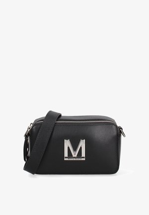 Zwarte rechthoekige crossbodytas met zilveren rits en een groot zilveren "M"-logo aan de voorkant, voorzien van een verstelbare riem.