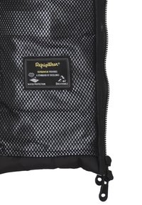 Gilet isolato nero con fodera in rete traspirante. Presenta una zip nera e un'etichetta con la scritta "RefrigiWear", evidenziando la protezione dall'acqua.