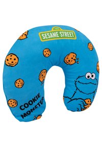 Cuscino per il collo a forma di U blu con texture morbida, presenta un design del Cookie Monster, una stampa di biscotti arancioni e un'etichetta "SESAME STREET" in verde.