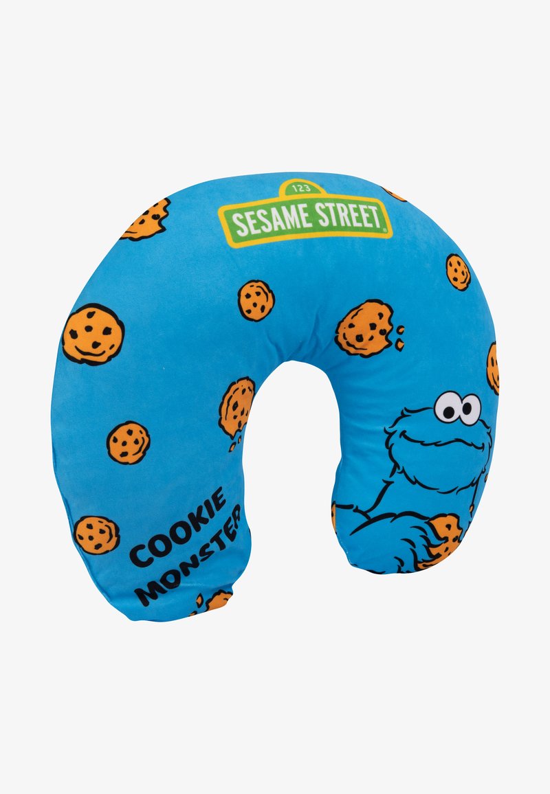 Cuscino per il collo a forma di U blu con texture morbida, presenta un design del Cookie Monster, una stampa di biscotti arancioni e un'etichetta "SESAME STREET" in verde.