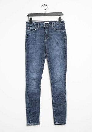 Kapeita farkut tummansinisen denim-kankaan värissä, joissa on viisi taskua, vyölenkit ja hienovarainen haalistuma. Valmistettu sileästä, tekstuurisesta pinnasta.