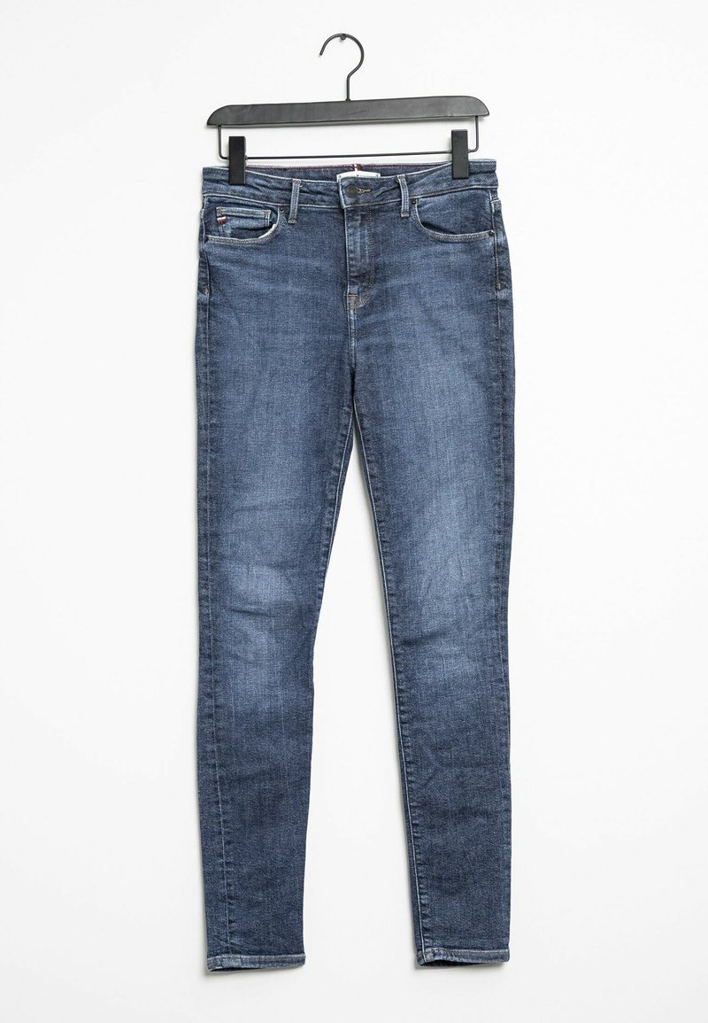 Úzké džíny v tmavě modré denimové barvě, vybavené designem s pěti kapsami, poutky na opasek a jemným vyblednutím. Vyrobeno s hladkým, texturovaným povrchem.
