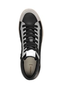 Zapatilla alta con cuero negro, acentos en gris y plata, tejido texturizado, cordones negros y suela de goma. Presenta detalles de cremallera lateral.