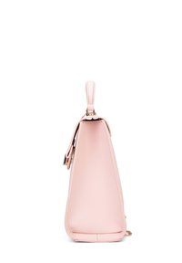 Lichtroze leren handtas met een gestructureerde rechthoekige vorm, voorzien van een handvat aan de bovenkant en gouden hardwareaccenten. Gladde textuur.