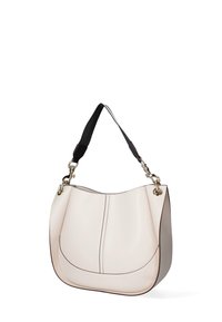 Borsa a spalla in pelle bianca con forma curva, tracolla nera, dettagli in oro e cuciture a contrasto lungo le cuciture.