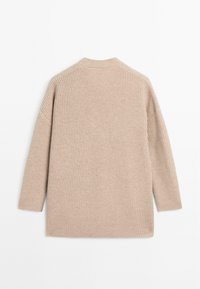 Beige pletený svetr s ribovanou strukturou, který má uvolněný střih, dlouhé rukávy a kulatý výstřih. Žádné viditelné zapínání či vzory.