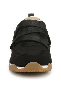Scarpa sportiva nera con un mix di materiali in suede e rete. Presenta tre fasce regolabili, un colletto imbottito e una suola in gomma.