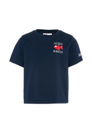 T-shirt a maniche corte blu navy con grafica di un pesce rosso e scritta bianca "ACQUA IN BOCCA" sul petto, e piccolo testo bianco sulla manica sinistra.