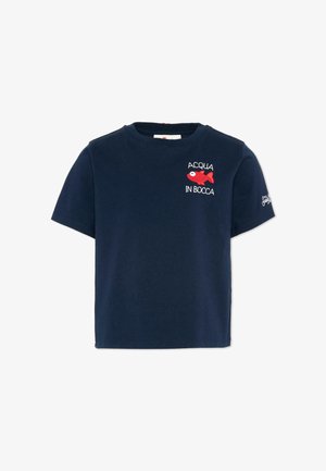 Granatowy krótki rękaw t-shirt z czerwonym nadrukiem ryby i białym napisem "ACQUA IN BOCCA" na piersi oraz małym białym napisem na lewym rękawie.