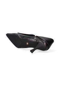Scarpa nera in pelle con tacco alto e punta affusolata, caratterizzata da un design elegante e un tacco quadrato piccolo. Texture liscia e accenti minimi.