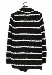 Cardigan a righe bianche e nere, con texture in maglia, caratterizzato da un colletto a faccetta e maniche lunghe, con una vestibilità ampia e design aperto davanti.