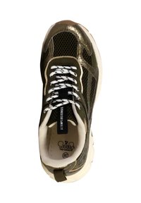 Zapatillas verde oliva con malla y detalles metálicos, cordones blancos y suela gruesa color crema. Presenta una etiqueta con el logo en la lengüeta. Talla 38.