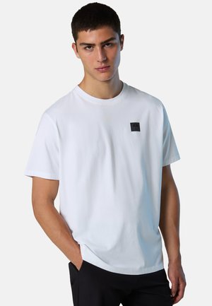 T-shirt bianco in cotone con scollo rotondo, caratterizzato da un piccolo logo nero ricamato sul lato sinistro del petto e una vestibilità comoda. Tessuto morbido, maniche corte.