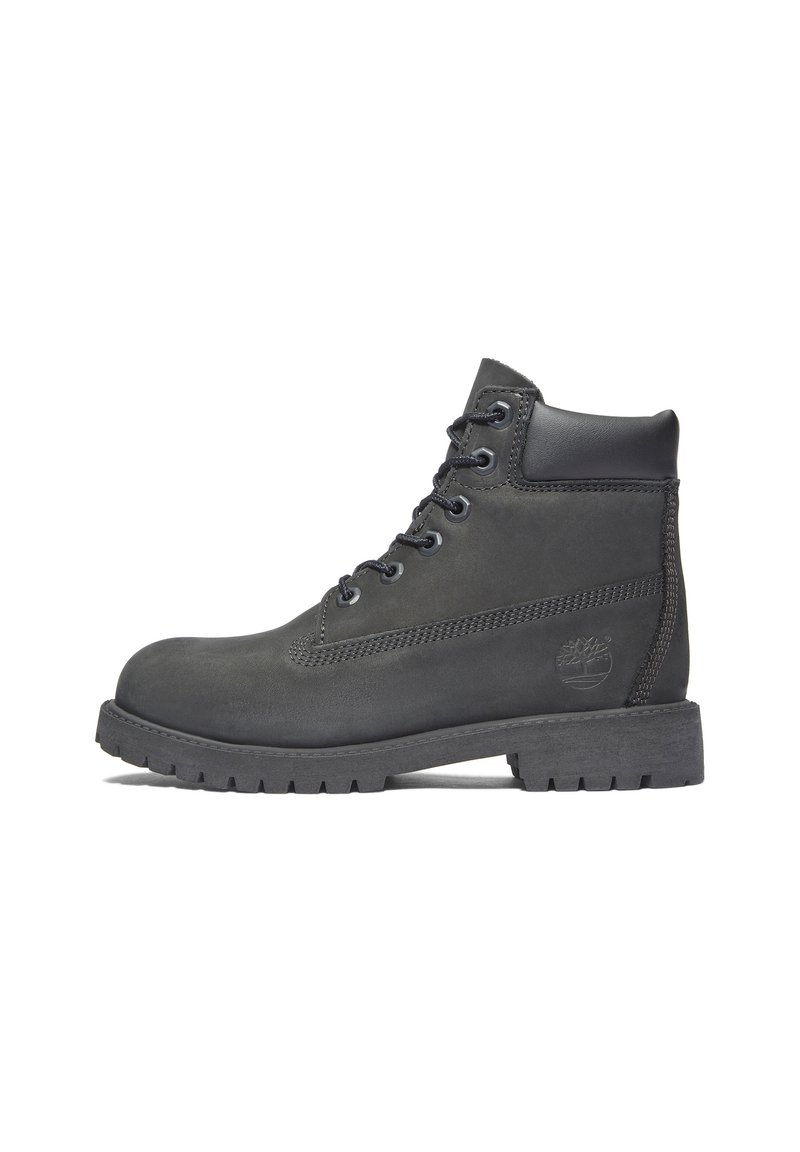 Botas de tobillo de cuero negro con un acabado texturizado, cuello acolchado y una suela de goma gruesa con un patrón de tacos para mayor tracción.