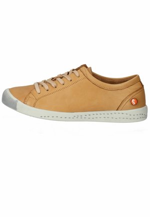 Zapatilla de piel marrón claro de caña baja con cordones beige, suela de goma blanca con patrón de puntos grises y logotipo circular naranja en el talón.