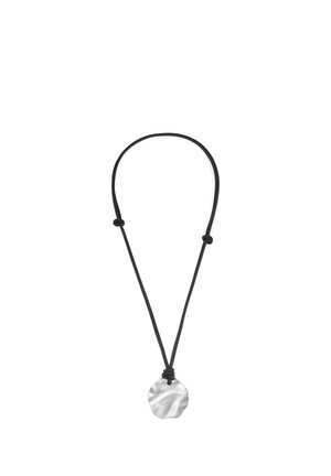 Schwarze Kordelhalskette mit einem strukturierten, unregelmäßig geformten Silberanhänger. Der Anhänger hat ein glänzendes Finish mit dezenten Wellen.