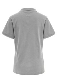 Polo gris à manches courtes, col classique, texture douce et coupe droite. Sans marque ni motifs visibles.