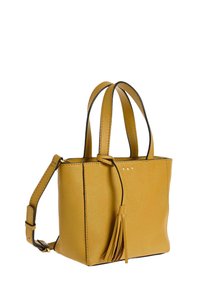 Sac à main en cuir jaune moutarde avec double poignées, bandoulière ajustable sur le côté, et un grelot décoratif suspendu à l'avant.